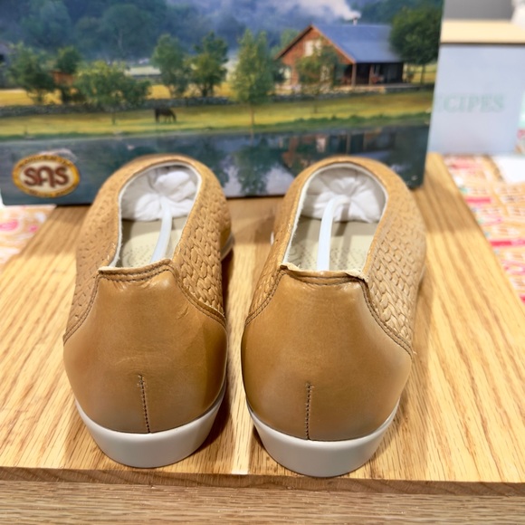 SAS Women's Maui wheat size 10 flats brand new with box;tri-pad comfort - Picture 5 of 13